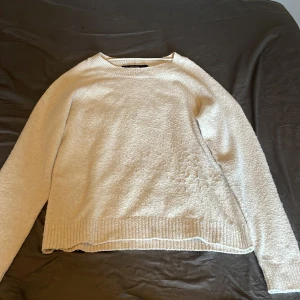 Beige stickad tröja från Vero Moda - Mysig beige stickad tröja från Vero Moda i storlek XS. Tröjan har rund hals, ribbade muddar och långärmad design. Perfekt för att hålla dig varm under kyliga dagar och passar till jeans eller kjol. Använd ungefär 5 gånger och den är nopprig, annars i bra skick.