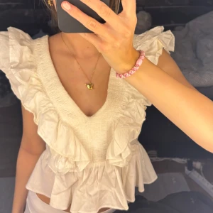 Söt topp - Jätte fin topp med volang detaljer och låg rygg! Från h&m i storlek 34k! I bra skick💕💕💕