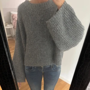 Stickad tröja  - Säljer en stickad tröja från Gina tricot, i storlek xl men perfekt på mig som har xs-s vanligtvis
