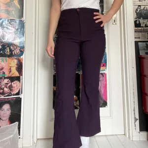 Lila bootcut byxor - Snygga stretchiga byxor. Storlek. Är 40 men passar bra på mig som har 36.  Jag kan mötas upp i Uddevalla centrum, annars fraktar jag gärna. Köparen står för frakten. (Står ej för postens slarv) katt finns i hemmet. 