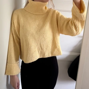 Gul ribbad polotröja  - Supermysig ljusgul polotröja från Gina Tricot med ribbad struktur och croppad passform. 