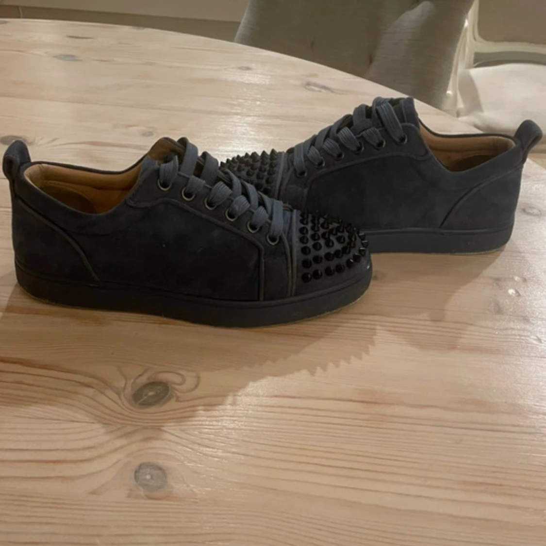 Mörk blå Louboutin skor