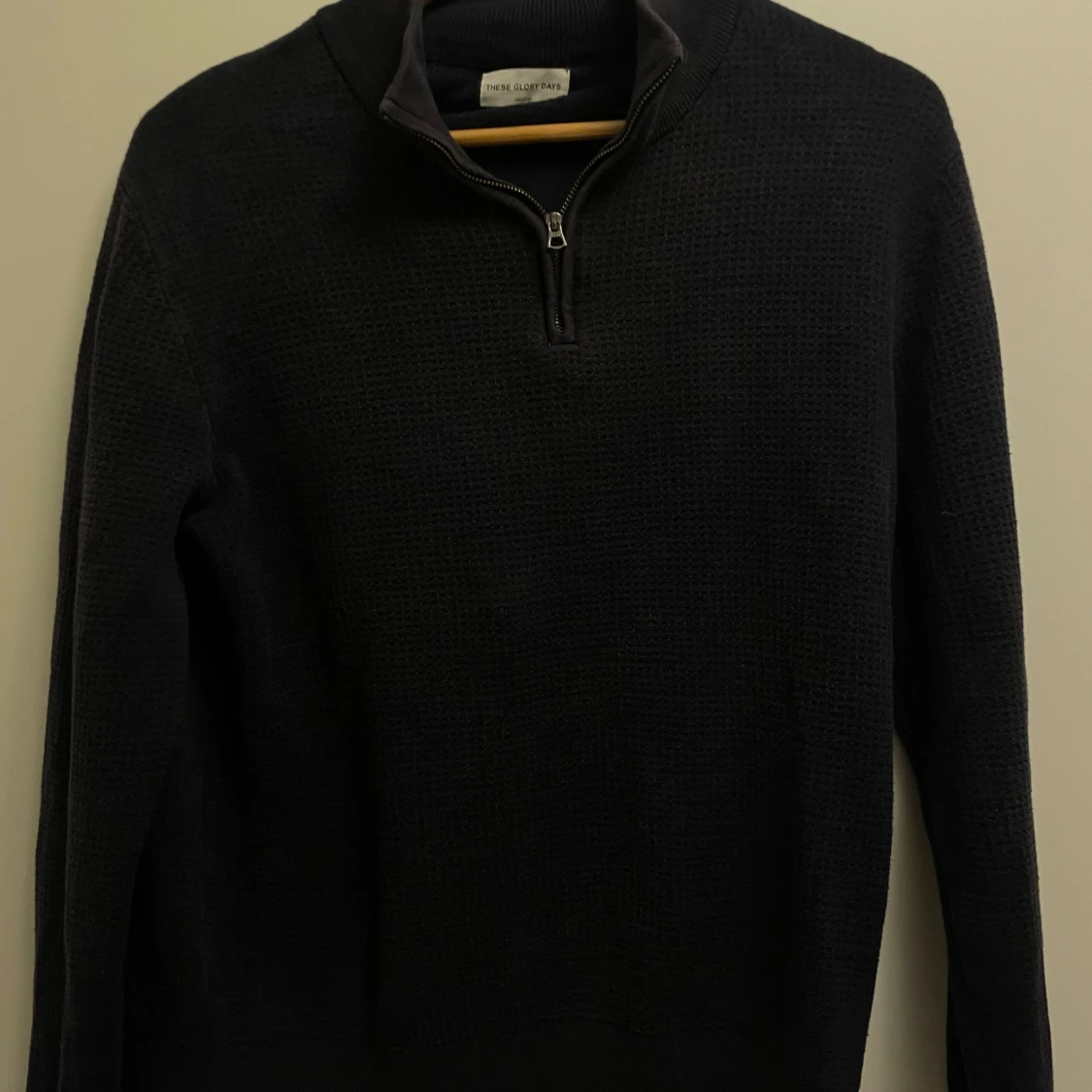 Mörkblå stickad half zip från These Glory Days - 1