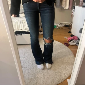 Low Bootcut jeans - Super snygga jeans med hål i. Dom är i storlek 154, men jag är 174 och dom är perfekta i längden då jag sprättat upp dom. Dom är även insydda på insidan.