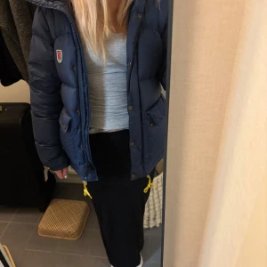 Fjällräven jacka - Marinblå dunjacka från Fjällräven i fint skick. Storlek S i dammodellen. Skriv om du vill att jag skickar fler bilder💖💖