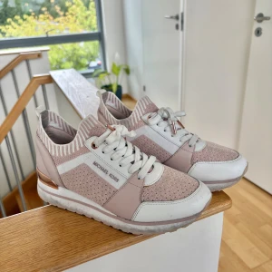 Michael Kors rosa sneakers med detaljer - Sneakers från Michael Kors💕 Använda ett fåtal gånger så i fint skick. Har inte rengjort dem på utsidan men med en snabb tvätt kan de nog se ännu nyare och snyggare ut 🌸nypris 900