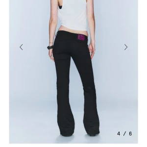 Cheap Monday svarta bootcut jeans - Svarta jeans från Cheap Monday med bootcut-snitt och låg midja. Endast provade och lappen sitter kvar💓💓