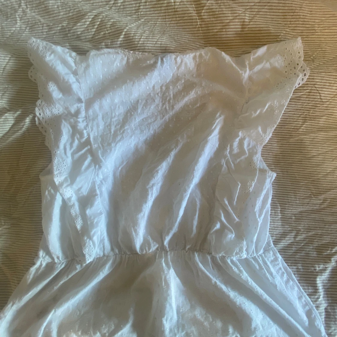 Vit blus med volang och spetsdetaljer - 2