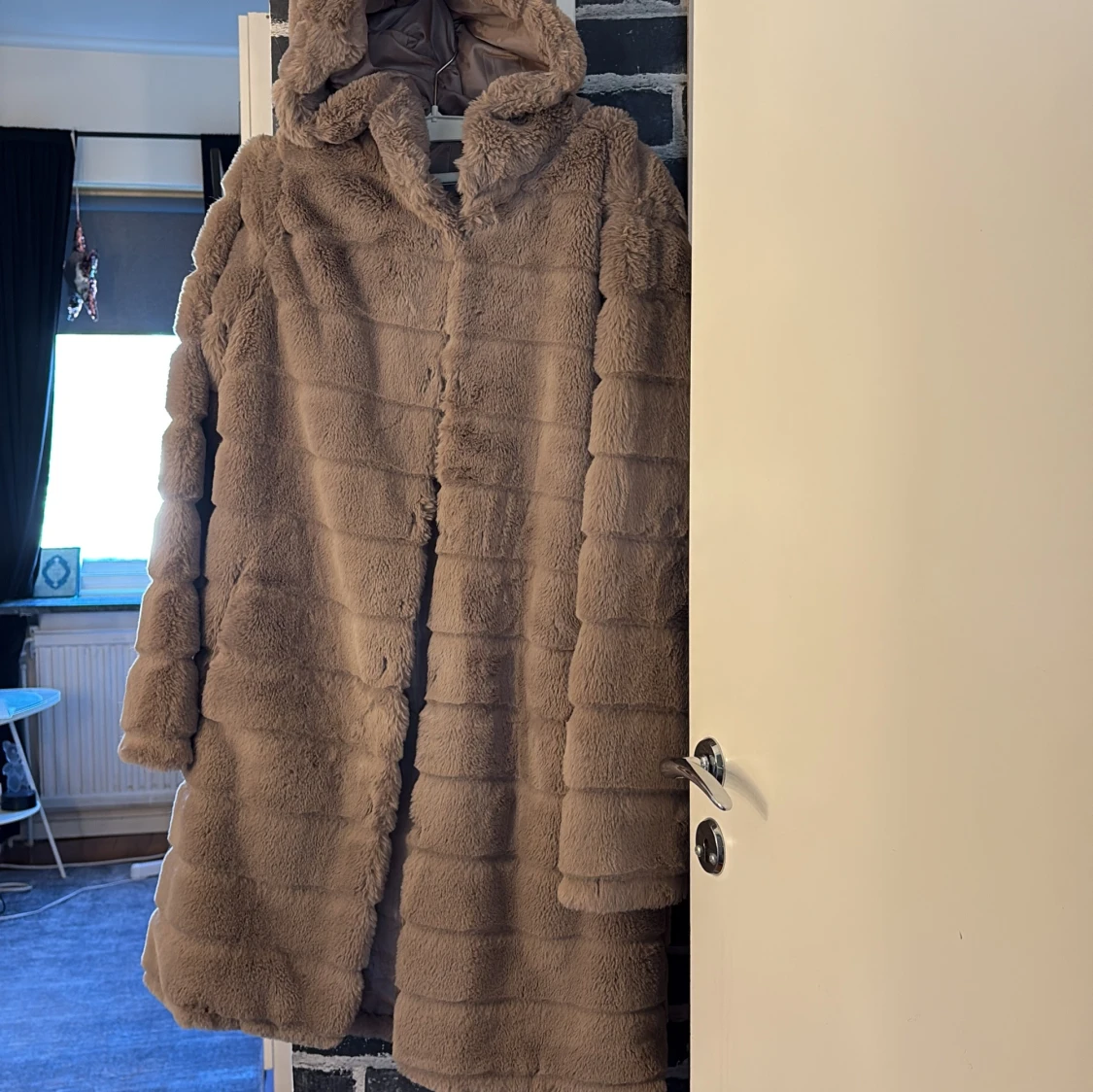 Beige pälsjacka med huva