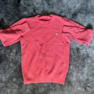 Rosa stickad tröja från Polo Ralph Lauren - Säljer en rosa stickad tröja från Polo Ralph Lauren i storlek S. Tröjan har rund halsringning, diskret logga på bröstet och ribbade muddar vid ärmslut och nederkant. Perfekt för dig som gillar klassisk och stilren design. Kommer passa dig som är runt 170 cm och är perfekt inför vintern!