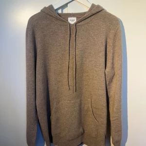 John Henric Kashmirhoodie - Säljer nu denna riktigt fräscha hoodien i 100% kashmir från John Henric. Har använts väldigt lite så är i superbra skick. Storlek L, men passar M också. Kolla sista bilden för att se färgen som den är i verkligheten. Nypris 2400, mitt pris 1149!