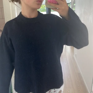 Marinblå stickad tröja 🫶🏼 - Mysig svart stickad tröja från Gina Tricot med rund halsringning och ribbade muddar. Tröjan har en loose fit och långa ärmar, perfekt för lager-på-lager under kyliga dagar. Enkel och stilren design som funkar till allt💖.
