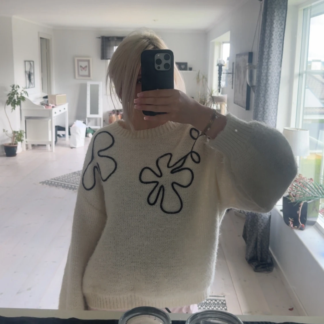 Vit stickad tröja med blommor - 1