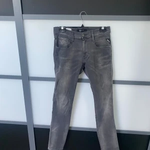 Replay jeans - Gråa Replay jeans i storlek 28/32 och formen anbass