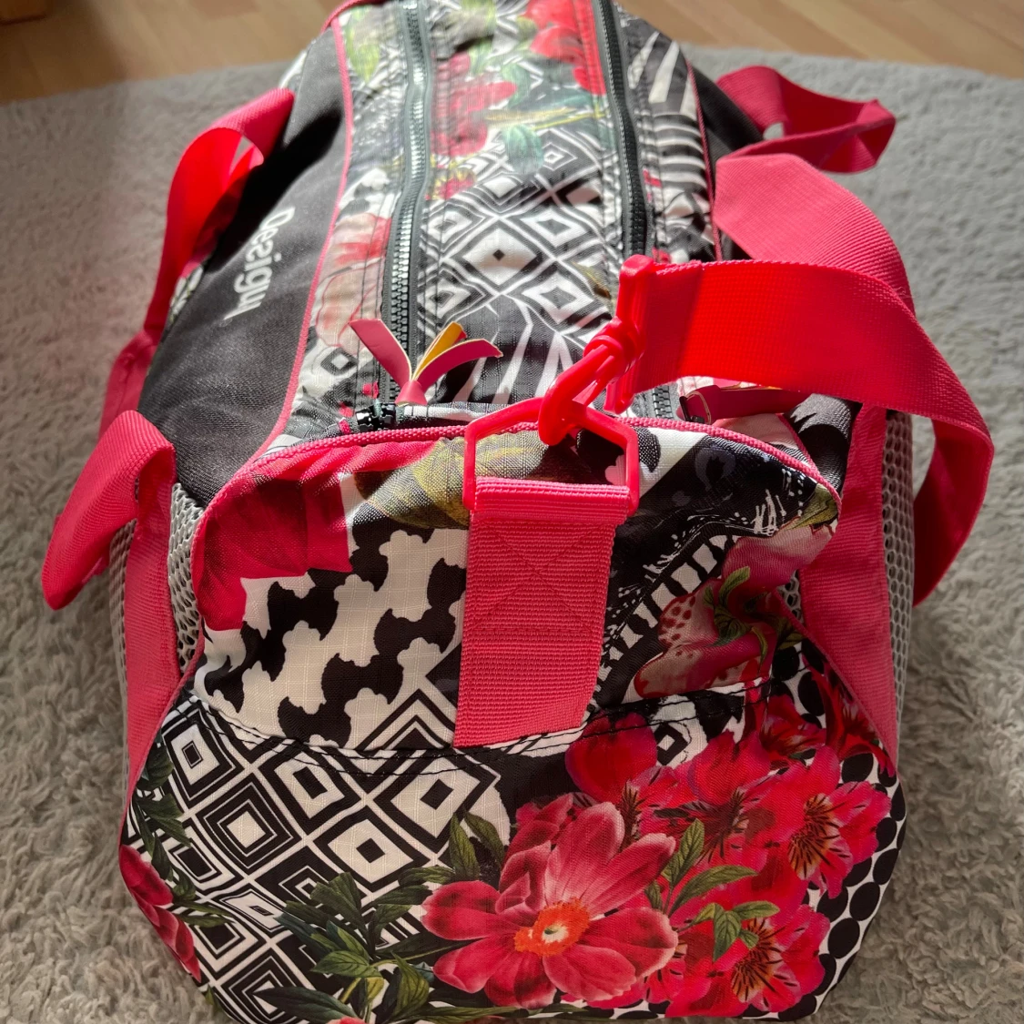 Färgstark träningsväska från Desigual - 3