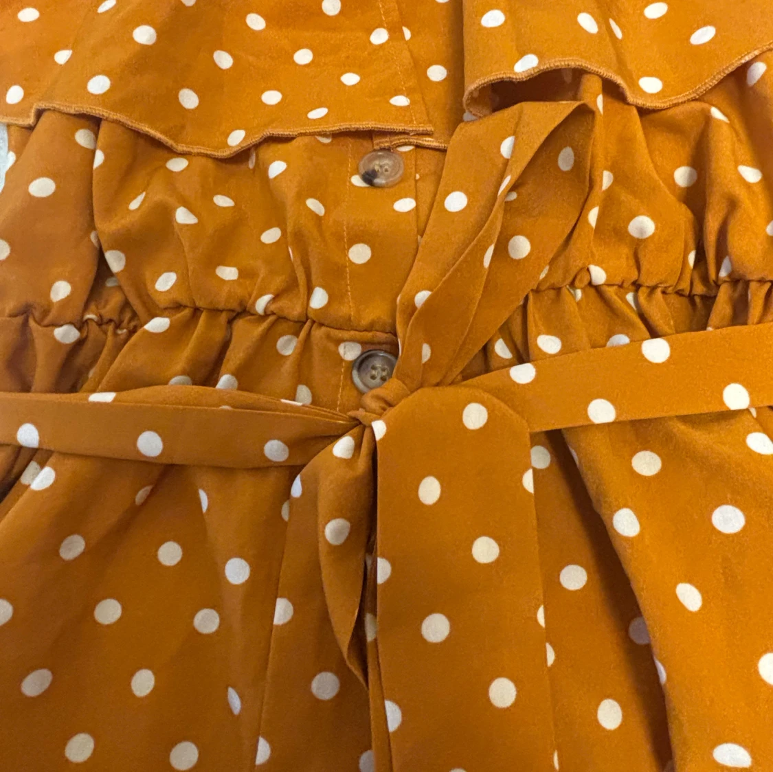 Prickig orange långklänning med volang - 2