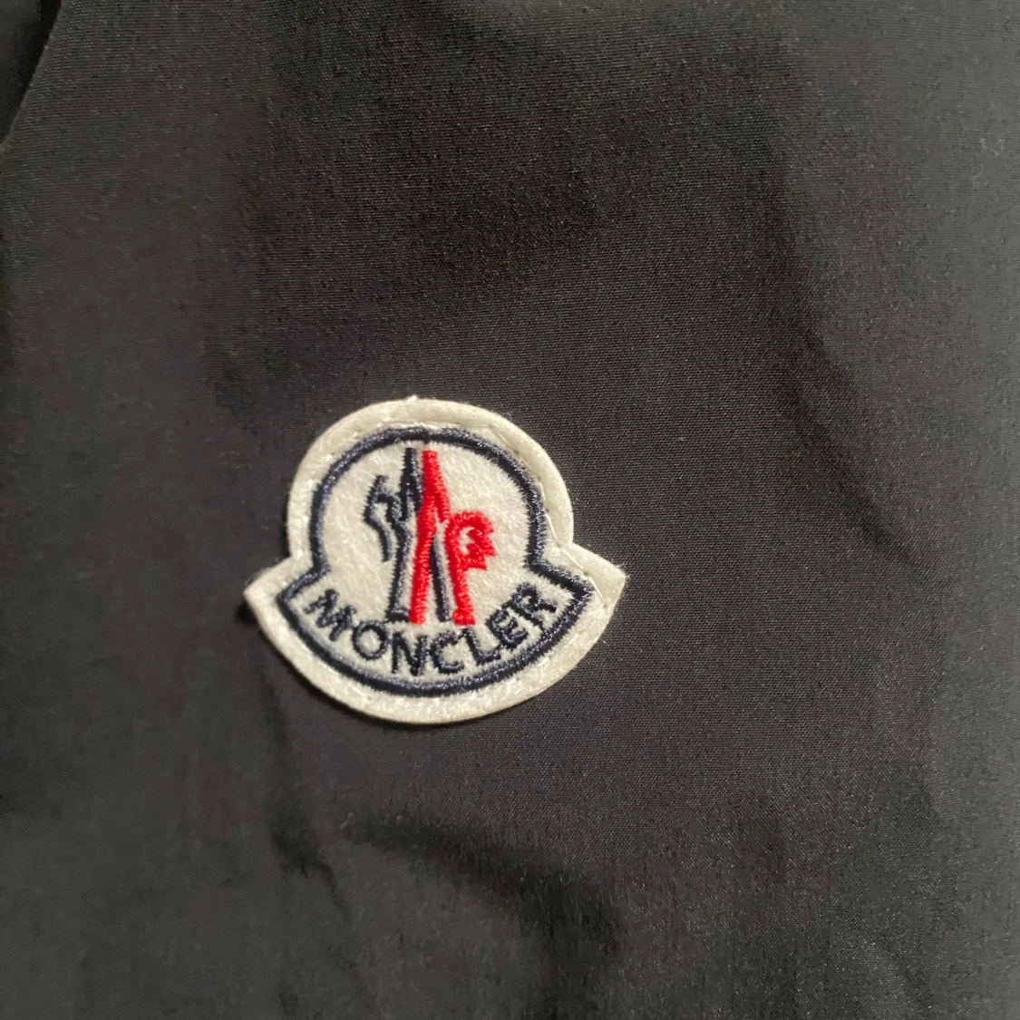 Svart vindjacka från Moncler med huva - 1