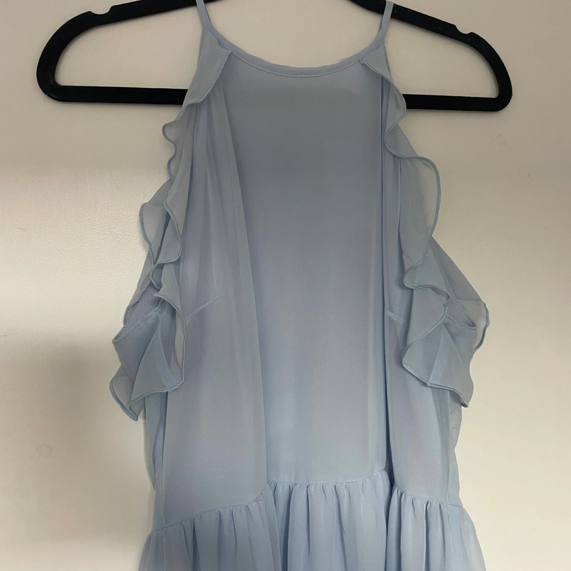 Ljusblå långklänning med volang - 1