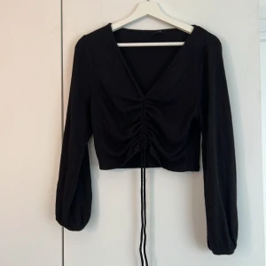 Tröja  - Svart topp stl xs från Gina Tricot