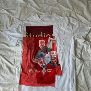 Acne tshirt - Cool acne studios tshirt med tryck. Fint skick! Etiketten har dock lossnat på ena sidan. Stor i storleken 