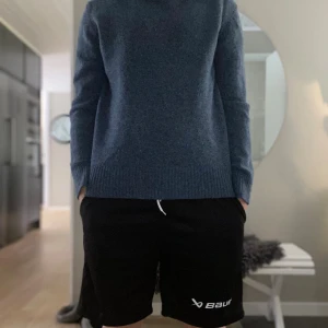 Blå stickad hoodie från Massimo Dutti - Limited edition hoodie från Massimo Dutti i blåmelerad italiensk ullmix. Tröjan har huva, långa ärmar och breda ribbade muddar vid ärmslut och nederkant. Perfekt för dig som gillar en chill och stilren look.