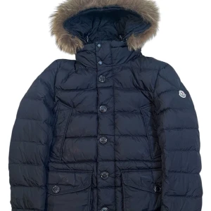 Moncler  - Moncler Cluny vinterjacka. Storlek 3 / L. Skick 8,5/10. Pris 7990kr nypris 24.600kr finns att köpa på våran hemsida, Fashionels.com