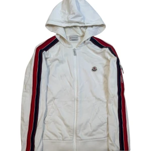 Moncler hoodie  - Moncler hoodie & byxor. Storlek 14 Y passar Xs. Skick 8,5/10 pris 1990kr. Finns att köpa på våran hemsida, fashionels.com 