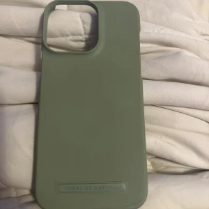 Skal iPhone 14 Pro max - Grönt skal till iPhone 14 Pro Max från ideal of sweden, använt litegrann men ändå fint skick, inga defekter 