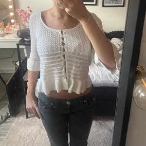 Populär kofta Lindex - Säljer den här populära koftan från Lindex i vit, nypris 400kr. Använd 1 gång💓 Skriv om ni har frågor!