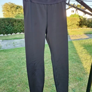 Svarta leggings med mjuk insida - Säljer ett par svarta leggings med slim fit och stretchig passform. Insidan är fodrad med mjuk sammet som gör dem extra sköna och varma. Perfekta för kalla dagar och riktigt bekväma att ha på sig. Snyggt minimalistiskt utseende och passar till allt. Calzedonia värmeisolering 