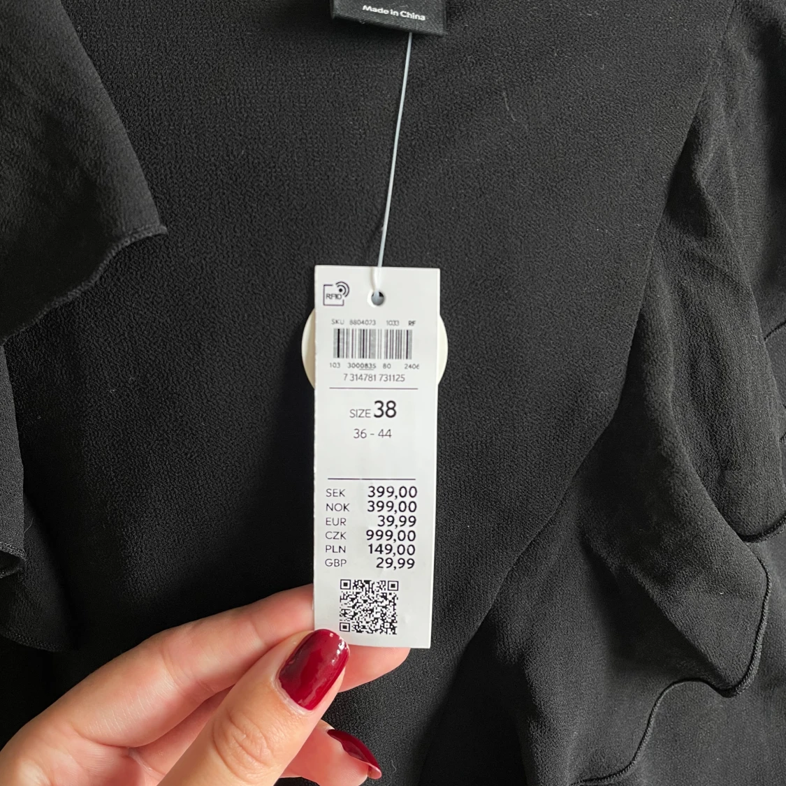 Lång svart volangkjol med slits *OANVÄND* - 4