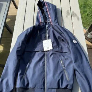Marinblå vindjacka från Moncler S - Helt ny jacka jätte fin och bra att ha under höst/vinter,om ni vill ha mer bilder eller har frågor e det bara att skriva till mig priset är inte hugget i Sten 