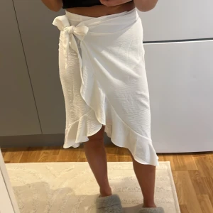 Vit kjol  - Vit omlottkjol från Chiquelle i stl Xs, använd fåtalet gånger. Lite genomskinlig bak 