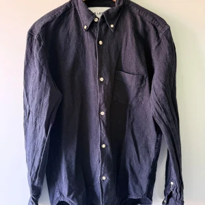 Our Legacy - Skjorta - 48 - Säljer en svart skjorta från Our Legacy. Den är helt ny, har aldrig använt den. Vill helst att köpt vara hämtas på Södermalm i Stockholm.