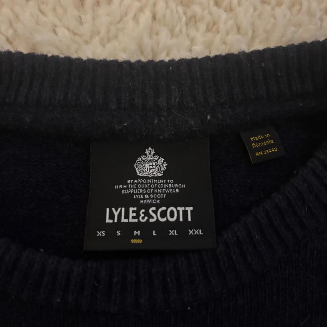 Mörkblå stickad tröja från Lyle & Scott - 3