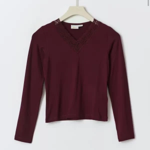 Vinröd långärmad topp med spets från gina - Säljer en vinröd långärmad topp med v-ringning och fina spetsdetaljer runt halsen❤️ jätte fin nu inför hösten 😍andvänd få tal gånger🥰