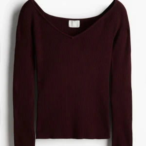 Ribbad offshoulder topp i vinrött - Säljer en snygg ribbad offshoulder topp i vinrött från H&M, i storlek S. Använd EN gång. Andra bilder är bara för att visa hur toppen ser ut.