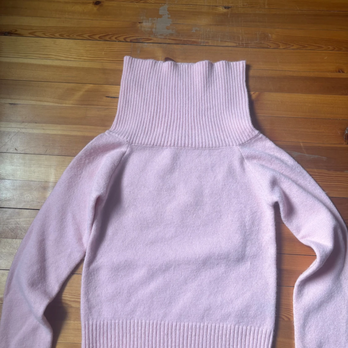 Ljusrosa polotröja med bred krage - 1