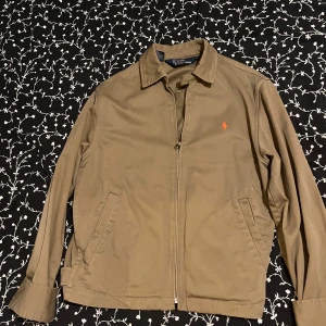 Overshirt/jacka Ralph Lauren  - Säljer en snygg beige overshirt/jacka från Ralph lauren.