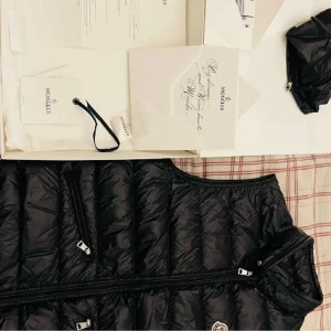 Moncler väst - Säljer denna svart moncler västen då jag inte använder den längre . Storlek 1 och kvitto finns.