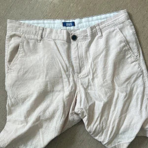Linne shorts  - Det är ett par snygga linne shorts som inte kommer till användning längre för att jag har växt ur dom är i ett nytt skick 