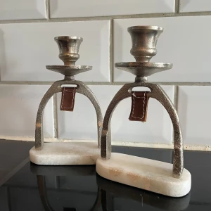 Ljusstakar - 2st helt nya ljusstakar som liknar stigbyglar och är 17cm höga, aldrig använda. 💕