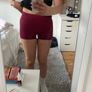 Vinröda seamless shorts från Relode - Säljer ett par vinröda seamless shorts från Relode med hög midja och tight passform. De är helt nya och oanvända då storleken var för liten för mig. De är xs 