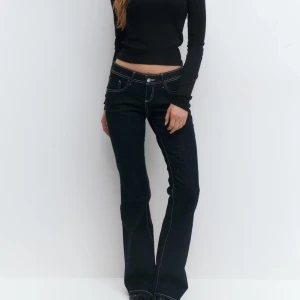 lågmidjade jeans gina tricot - ultra low waist jeans från ginatricot i mörkblått ✨✨✨✨nytt skick!!!