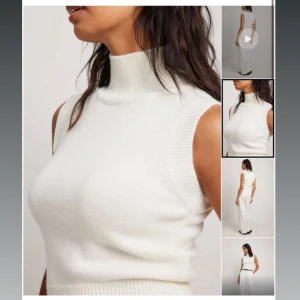 Vit stickad polotopp ärmlös - Säljer denna otroliga toppen!! Storleken är xs/S 💕