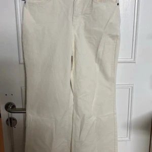 Vita manchesterbyxor med raka ben - Snygga vita manchesterbyxor med klassisk femficksdesign och raka ben. Byxorna har bälteshällor, dragkedja och knapp framtill. Perfekta för dig som gillar en clean och stilren look med retrovibbar.