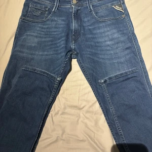 Replay jeans  - Säljer fina replay jeans som är som nya, köpte för 1599 och säljer för bra pris riktigt bra skick och fina jeans! Storlek 29/32 och är slim fit.
