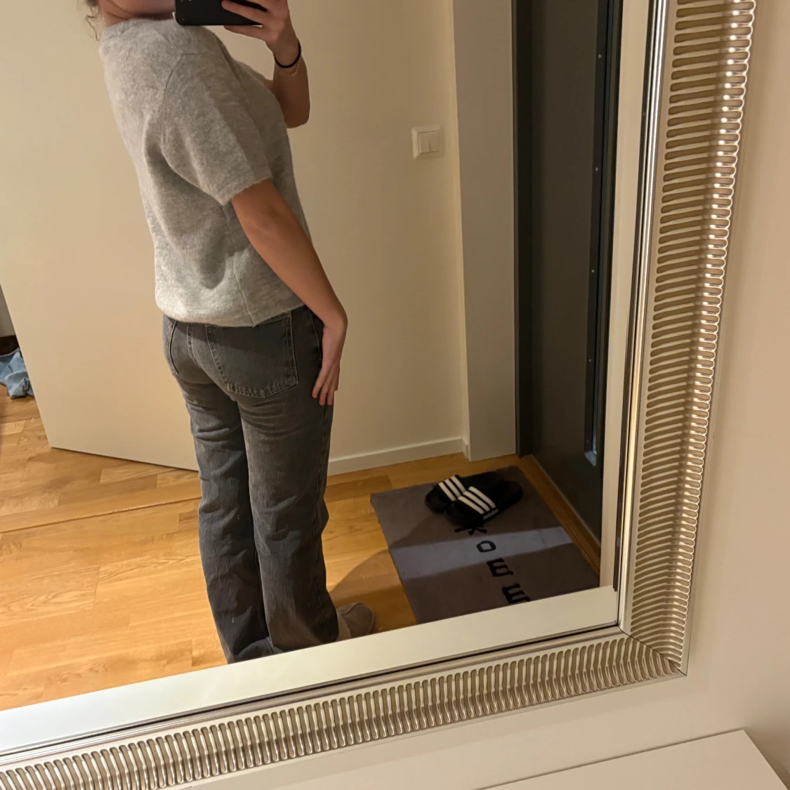 Grå raka jeans med låg midja - 1