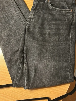 Jeans HM - Säljer mina svarta jeans från HM då de har blivit för små. Pris kan diskuteras vid snabb affär! Ordinarie pris 800kr