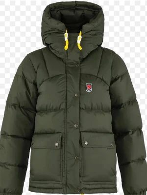 SÖKER: Grön pufferjacka från Fjällräven - Söker en mörkgrön pufferjacka från Fjällräven storlek Xs eller S!! ⭐️